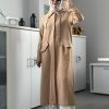 Бежевая куртка на пуговицах из льняной ткани размера 36-52 с грудью до 128 см, бедрами до 134 см и длиной рукава 65 см