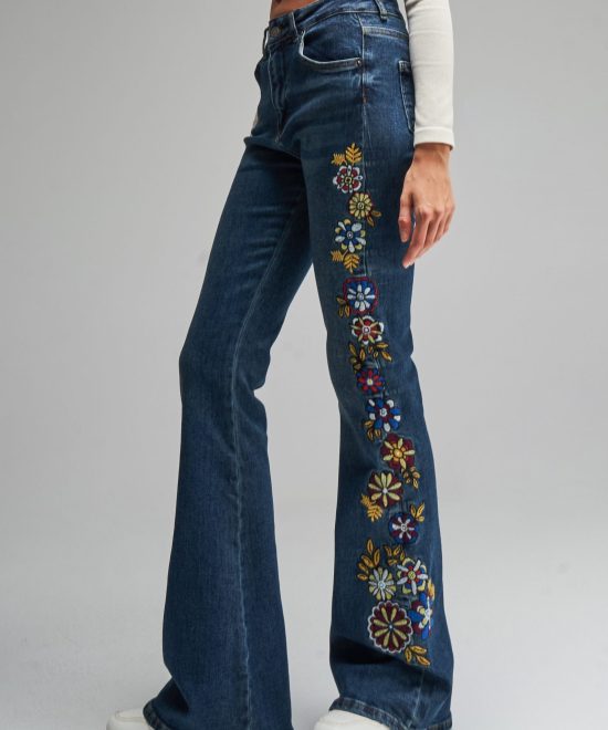 1732176317-spi9wuwfpg-kadin-t-kot-rengi-cicek-nakisli-flare-fit-esnek-kumas-tasarim-denim-18010.jpg