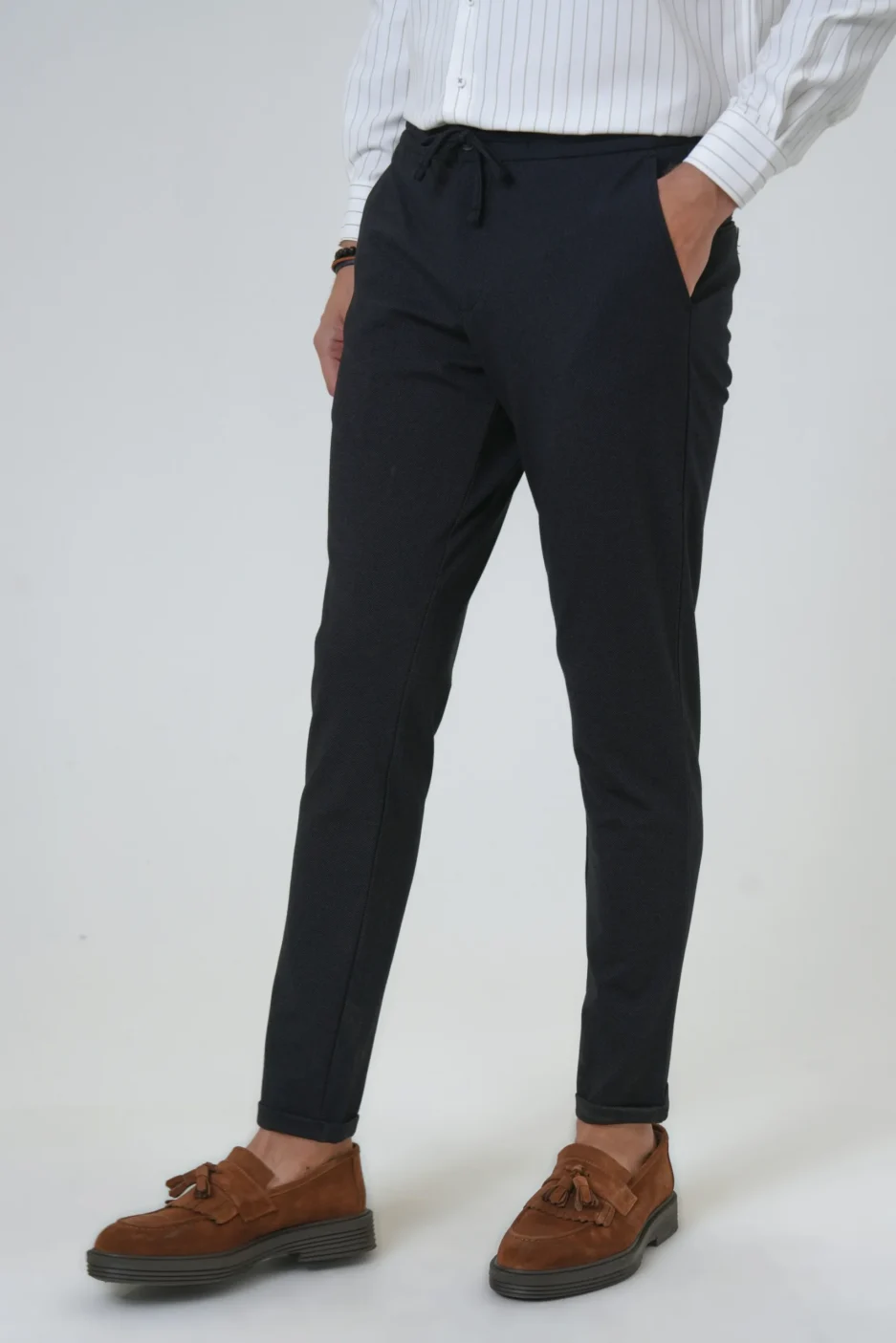 1731994981-luwad4oftf-slim-kalip-armurlu-jogger-pantolon_pn2020500615-s09_siyah-siyah_3_enbuyuk.webp