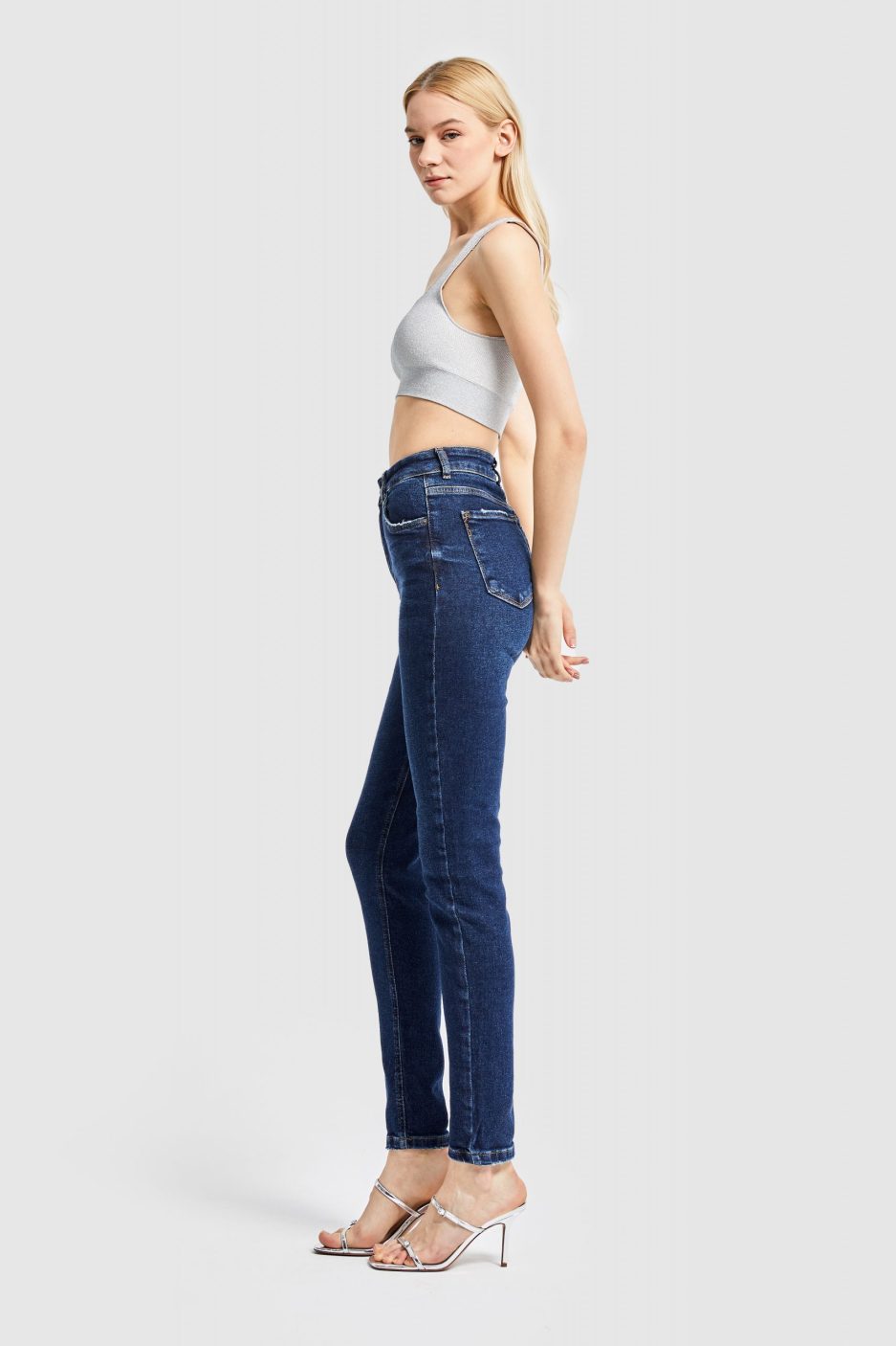1732176167-nqomc7uqks-kadin-koyu-mavi-renk-super-esnek-kumas-yuksek-bel-skinny-fit-denim-14907.jpg