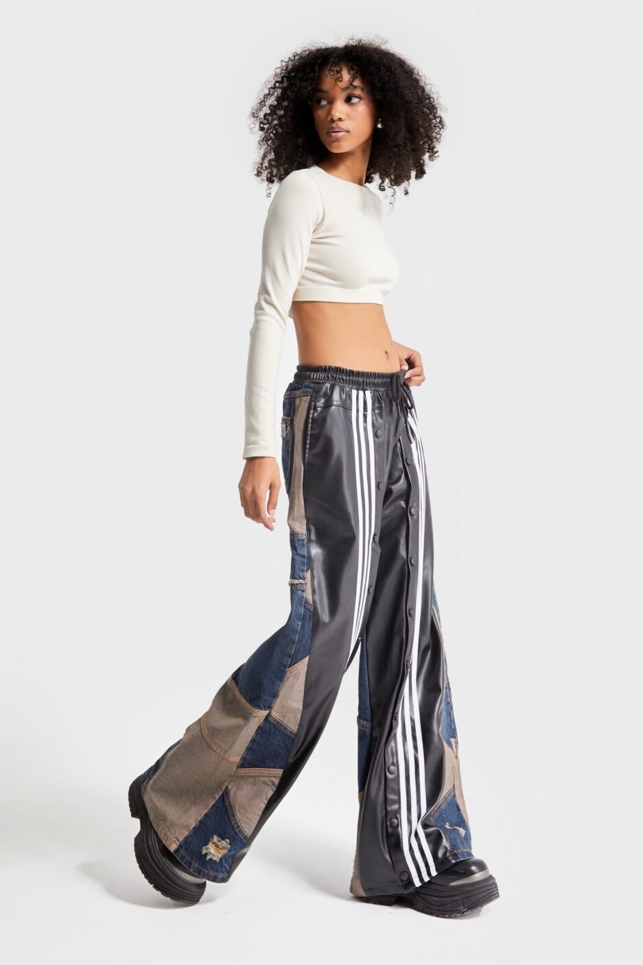 1732176326-yiwzdej5ny-kadin-kot-rengi-denim-deri-parcali-serit-detayli-tasarim-denim-18190.jpg