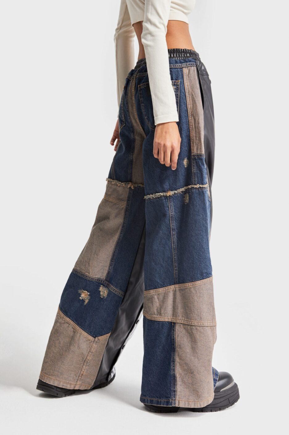 1732176326-ziu15uutzg-kadin-kot-rengi-denim-deri-parcali-serit-detayli-tasarim-denim-18191.jpg